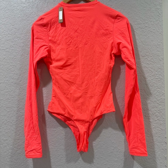 NWT Skims Fits Everybody Long Sleeve Crew Neck Bodysuit neon coral Size Medium - Picture 4 of 11